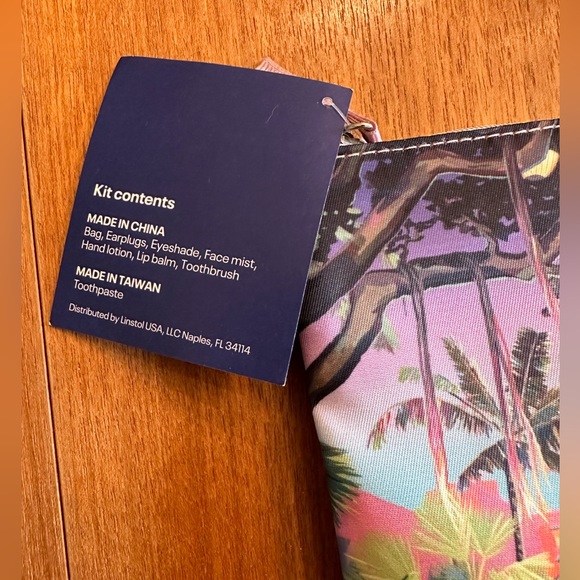 NWT - United Airlines Hawaii Amenity Kit with UA Body - Picture 2 of 3